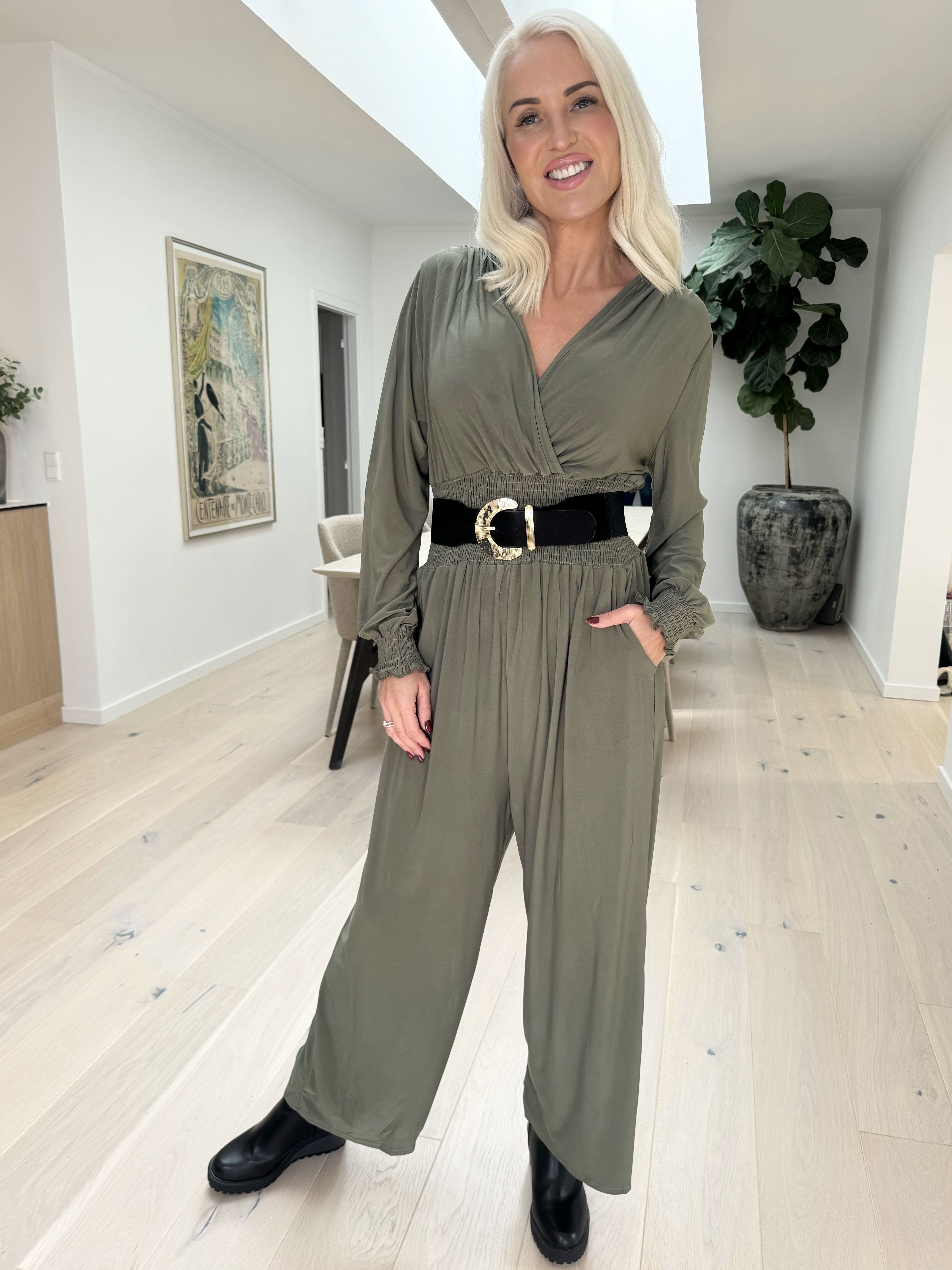 Pams Plain Jumpsuit L/S - En enfärgad jumpsuit med resår